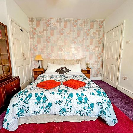 Wolves Living Bed and Breakfast Bushbury Eksteriør billede