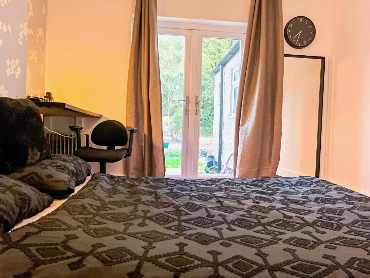 Wolves Living Bed and Breakfast Bushbury Eksteriør billede